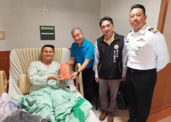 捐肝救父展大愛　軍友站顧問廖勝冠慰問海軍潘中士父子祝早日康復