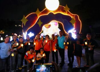 太搶手!民眾冒雨等候領取超萌玉兔小提燈