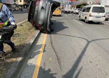 《汽車擦撞釀翻覆  駕駛輕傷送醫》