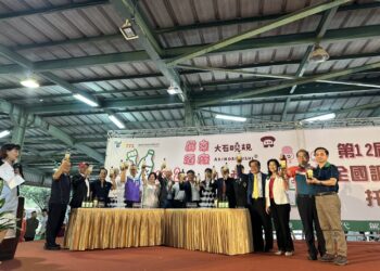 屏東酒廠102週年慶 大石曉規現場彩繪掀熱潮 南國酒窩在屏酒溫暖開展