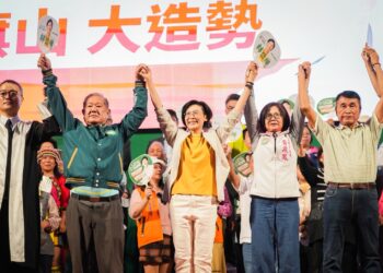逾萬人湧進旗山造勢場 林岱樺激動大喊市民做主