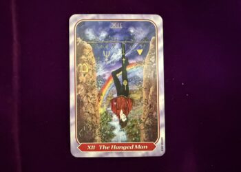 《她抽到倒吊人那一刻,才知道自己不是不努力——而是該換一種方式前進》