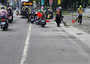 屏東市公所暖心服務！清潔隊主動出擊維護民生路安全，市長周佳琪貼心舉動獲讚譽