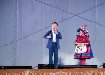 嘉義同鄉會等各界贊助，紙風車水上演出吸三千人同歡